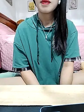 Snapshot of cream1299 chatting on 24, 9, 2025 cream1299 online show from 24, 9, 2025