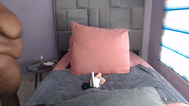 Snapshot of bustytitsxxx chatting on 13, 10, 2025 bustytitsxxx online show from 13, 10, 2025