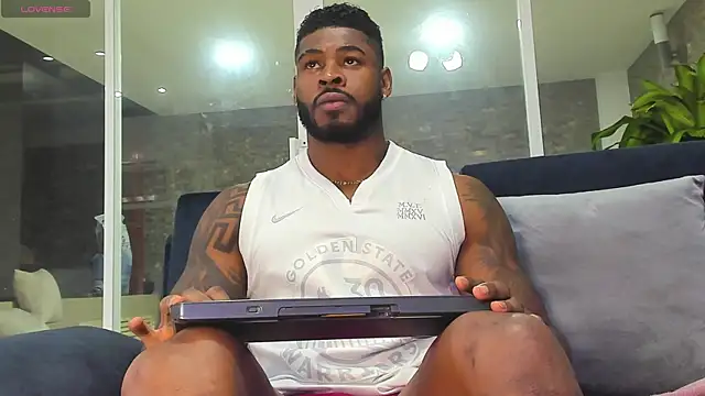 Snapshot of Makonneen chatting on 24, 12, 2024 Makonneen online show from 24, 12, 2024