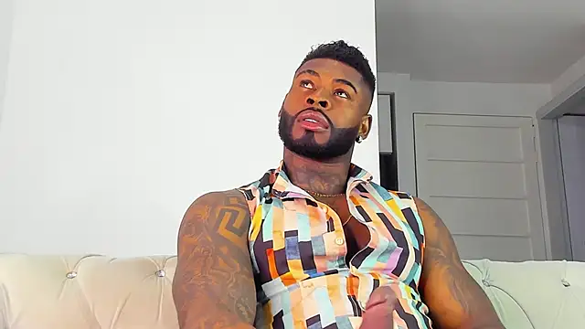 Snapshot of Makonneen chatting on 12, 11, 2025 Makonneen online show from 12, 11, 2025