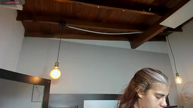 SaraaJhonsonn online show from 5, 4, 2026