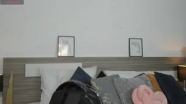 SaraaJhonsonn online show from 15, 4, 2026