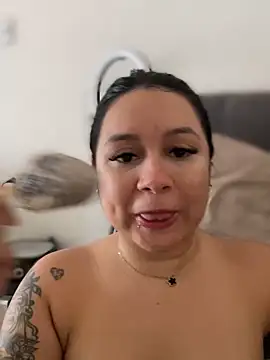Snapshot of Pretty_Isadora chatting on 9, 10, 2025 Pretty Isadora online show from 9, 10, 2025