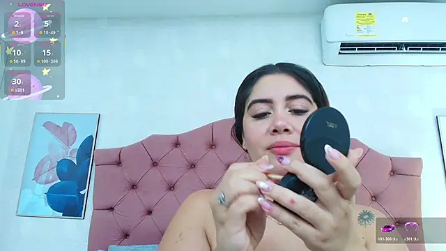 Snapshot of ThyaraJhons chatting on 6, 11, 2025 ThyaraJhons online show from 6, 11, 2025