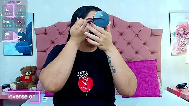 Snapshot of ThyaraJhons chatting on 28, 11, 2025 ThyaraJhons online show from 28, 11, 2025