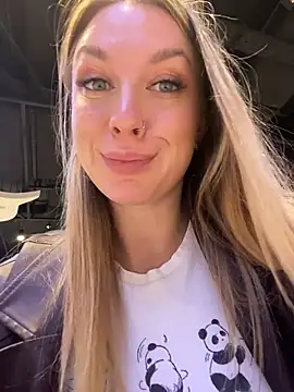 Snapshot of Sweet___Emily chatting on 5, 12, 2025 Sweet Emily online show from 5, 12, 2025