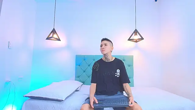 Snapshot of Tinny_and_Candy chatting on 11, 2, 2025 Tinny and Candy online show from 11, 2, 2025