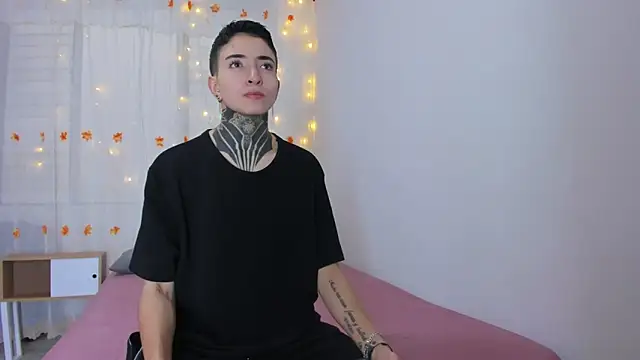 Snapshot of Tinny_and_Candy chatting on 2, 11, 2025 Tinny and Candy online show from 2, 11, 2025