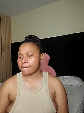 Snapshot of R-thequeen chatting on 24, 4, 2026 R-thequeen online show from 24, 4, 2026