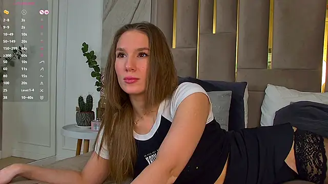 Snapshot of LeslieMines chatting on 21, 2, 2025 LeslieMines online show from 21, 2, 2025