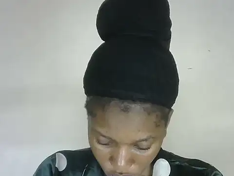 Snapshot of Pretty-emmie chatting on 4, 10, 2025 Pretty-emmie online show from 4, 10, 2025