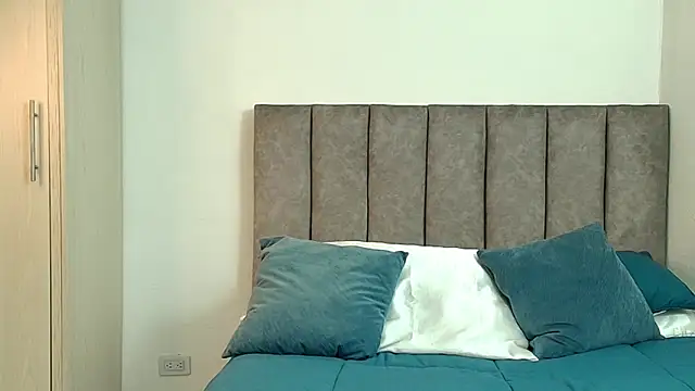 karina lewis  online show from 7, 4, 2026