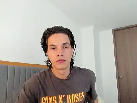 uglycoyote18 online show from 25, 4, 2026