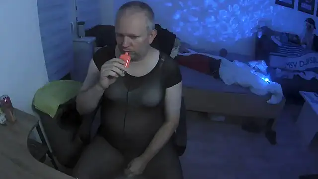 Snapshot of ShyBoy1982 chatting on 27, 9, 2025 ShyBoy1982 online show from 27, 9, 2025