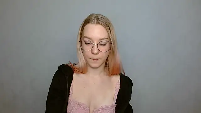 Snapshot of cindi_hot chatting on 4, 1, 2025 cindi hot online show from 4, 1, 2025