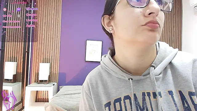 Snapshot of alina_martinelli chatting on 1, 2, 2025 alina martinelli online show from 1, 2, 2025