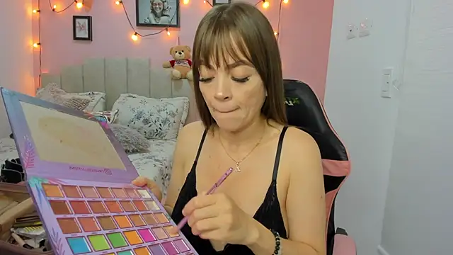 Snapshot of emilyharrix chatting on 25, 10, 2025 emilyharrix online show from 25, 10, 2025