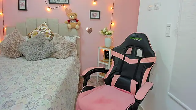 Snapshot of emilyharrix chatting on 20, 11, 2025 emilyharrix online show from 20, 11, 2025