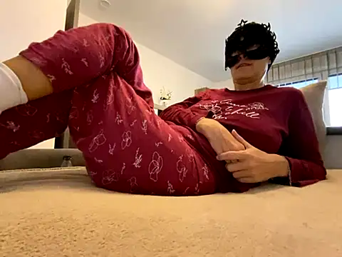 Snapshot of Marilou1983 chatting on 8, 11, 2025 Marilou1983 online show from 8, 11, 2025