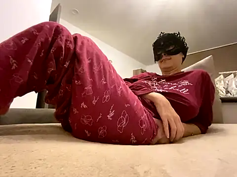 Snapshot of Marilou1983 chatting on 18, 11, 2025 Marilou1983 online show from 18, 11, 2025