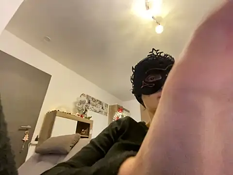 Snapshot of Marilou1983 chatting on 2, 12, 2025 Marilou1983 online show from 2, 12, 2025