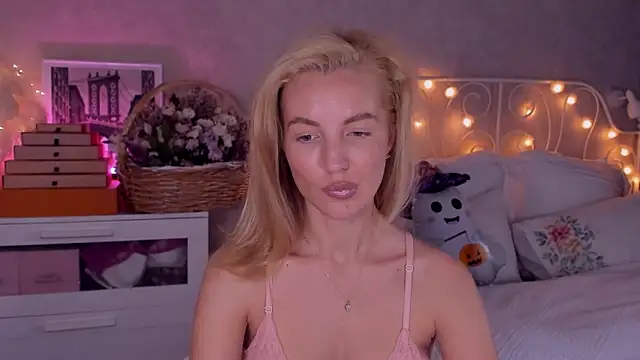 Snapshot of aestetick chatting on 26, 10, 2025 aestetick online show from 26, 10, 2025