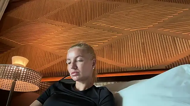 Snapshot of aestetick chatting on 30, 11, 2025 aestetick online show from 30, 11, 2025