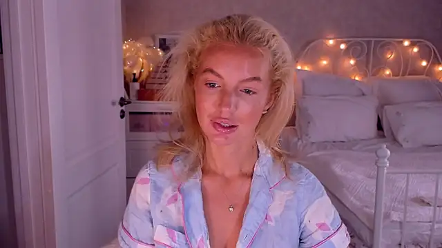 Snapshot of aestetick chatting on 14, 12, 2025 aestetick online show from 14, 12, 2025