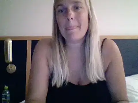 Snapshot of scrummymummy2 chatting on 25, 10, 2025 scrummymummy2 online show from 25, 10, 2025