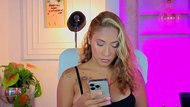 Snapshot of AlessiaLondon chatting on 4, 7, 2026 AlessiaLondon online show from 4, 7, 2026