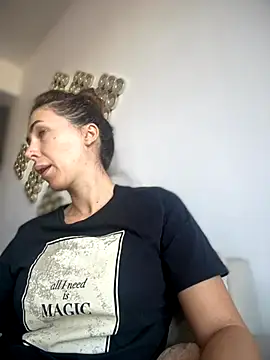 Snapshot of RaquelleDevon chatting on 28, 10, 2025 RaquelleDevon online show from 28, 10, 2025