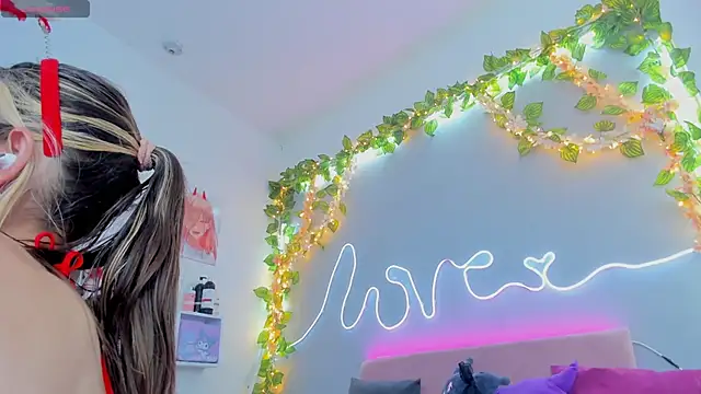 Snapshot of YouliteSllut2 chatting on 7, 12, 2024 YouliteSllut2 online show from 7, 12, 2024