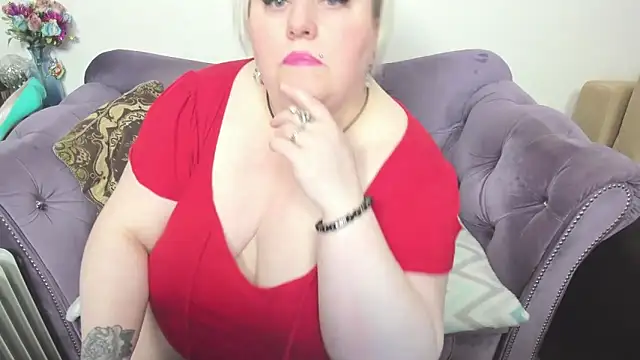 Snapshot of fashiona chatting on 18, 11, 2025 fashiona online show from 18, 11, 2025