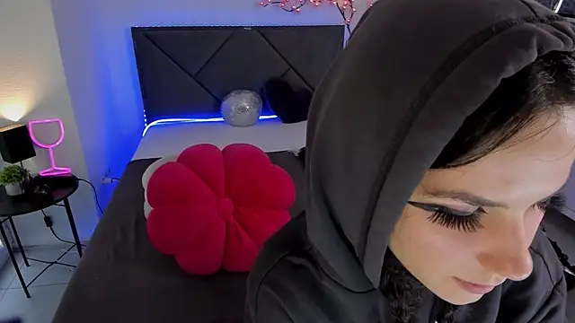 Snapshot of CassieEvans chatting on 18, 10, 2025 CassieEvans online show from 18, 10, 2025
