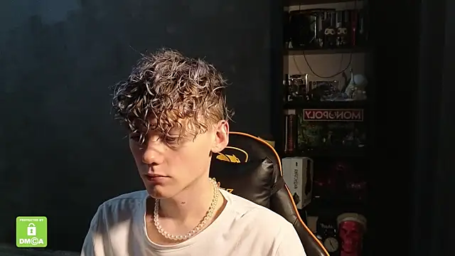 Snapshot of Keytaro chatting on 5, 12, 2025 Keytaro online show from 5, 12, 2025