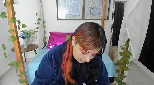 Snapshot of lussyevans24 chatting on 4, 2, 2025 lussyevans24 online show from 4, 2, 2025