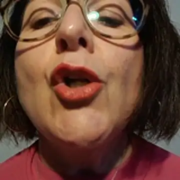 Snapshot of Viola8p chatting on 8, 11, 2025 Viola8p online show from 8, 11, 2025