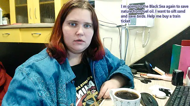 Snapshot of daisy_low chatting on 14, 12, 2025 daisy low online show from 14, 12, 2025