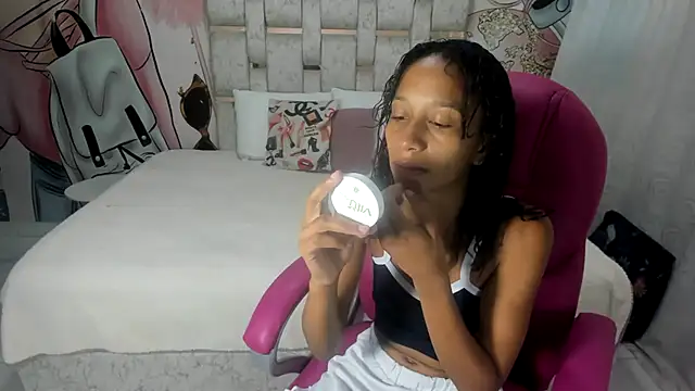 Snapshot of EMMA_SWEETT1 chatting on 28, 1, 2025 EMMA SWEETT1 online show from 28, 1, 2025