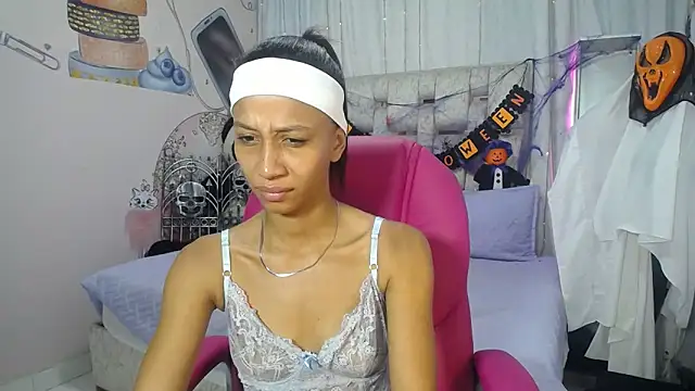 Snapshot of EMMA_SWEETT1 chatting on 10, 10, 2025 EMMA SWEETT1 online show from 10, 10, 2025