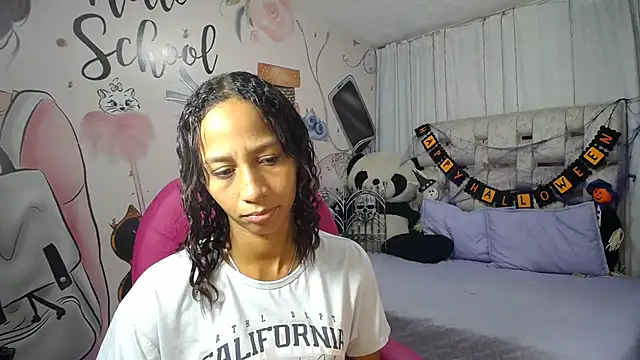 Snapshot of EMMA_SWEETT1 chatting on 14, 10, 2025 EMMA SWEETT1 online show from 14, 10, 2025