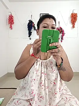 Snapshot of YOUR_LOVELY-40 chatting on 11, 11, 2025 YOUR LOVELY-40 online show from 11, 11, 2025