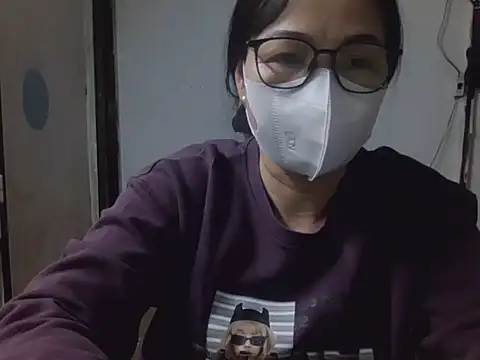 Snapshot of JuliaCiona chatting on 13, 11, 2025 JuliaCiona online show from 13, 11, 2025