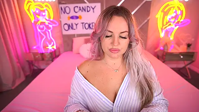 Snapshot of KiraCandyS chatting on 30, 10, 2025 KiraCandyS online show from 30, 10, 2025