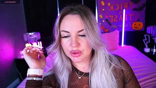 Snapshot of KiraCandyS chatting on 3, 11, 2025 KiraCandyS online show from 3, 11, 2025