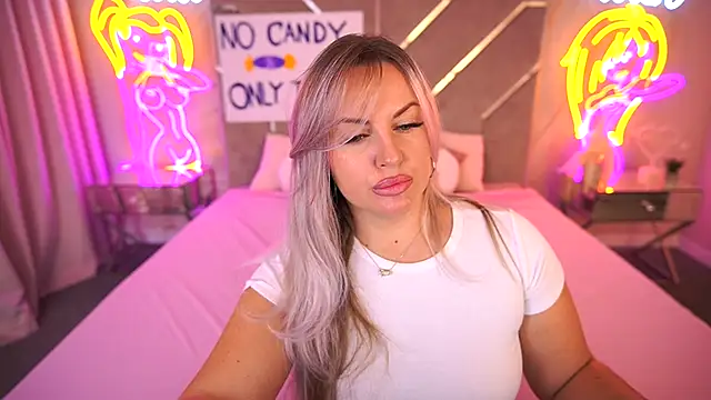 Snapshot of KiraCandyS chatting on 4, 11, 2025 KiraCandyS online show from 4, 11, 2025