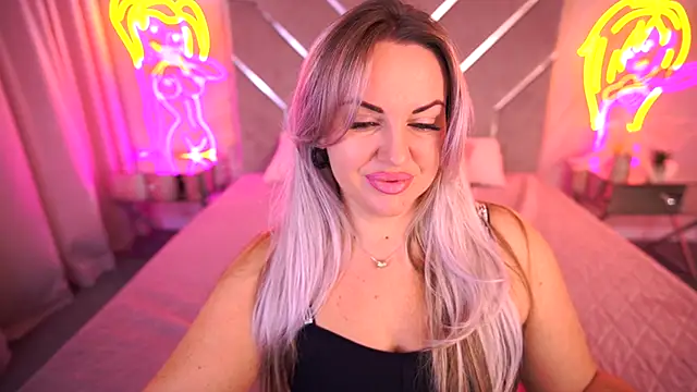 Snapshot of KiraCandyS chatting on 7, 11, 2025 KiraCandyS online show from 7, 11, 2025