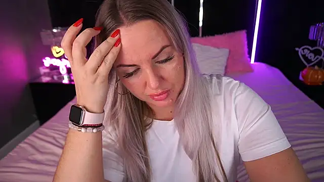 Snapshot of KiraCandyS chatting on 8, 11, 2025 KiraCandyS online show from 8, 11, 2025