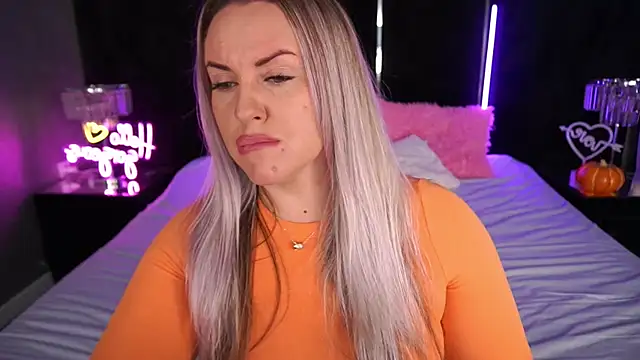 Snapshot of KiraCandyS chatting on 8, 11, 2025 KiraCandyS online show from 8, 11, 2025