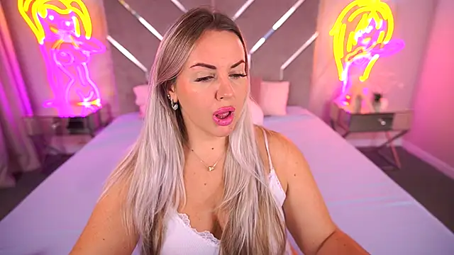 Snapshot of KiraCandyS chatting on 10, 11, 2025 KiraCandyS online show from 10, 11, 2025